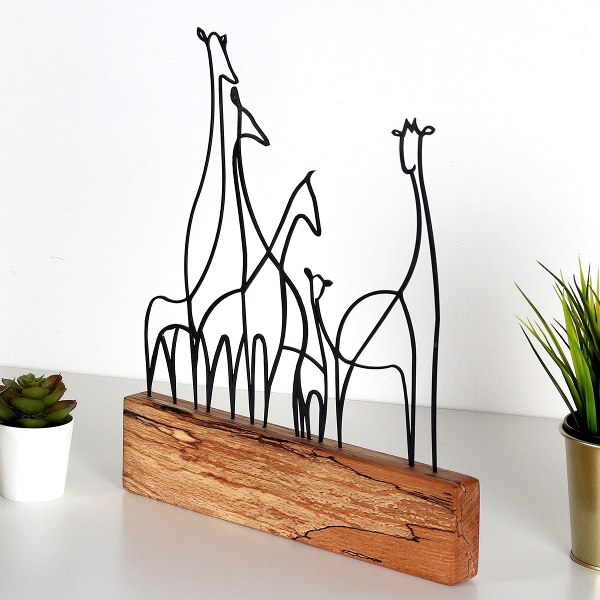 Hanah Home Kovová dekorace Giraffe Family 35 cm černá