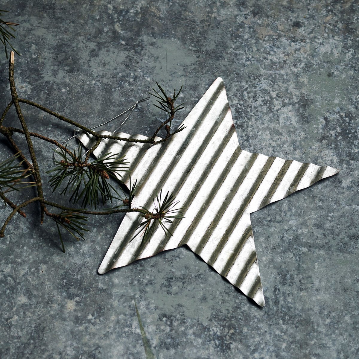Kovová vánoční hvězda na zavěšení průměr 20 cm STAR House Doctor - stříbrná