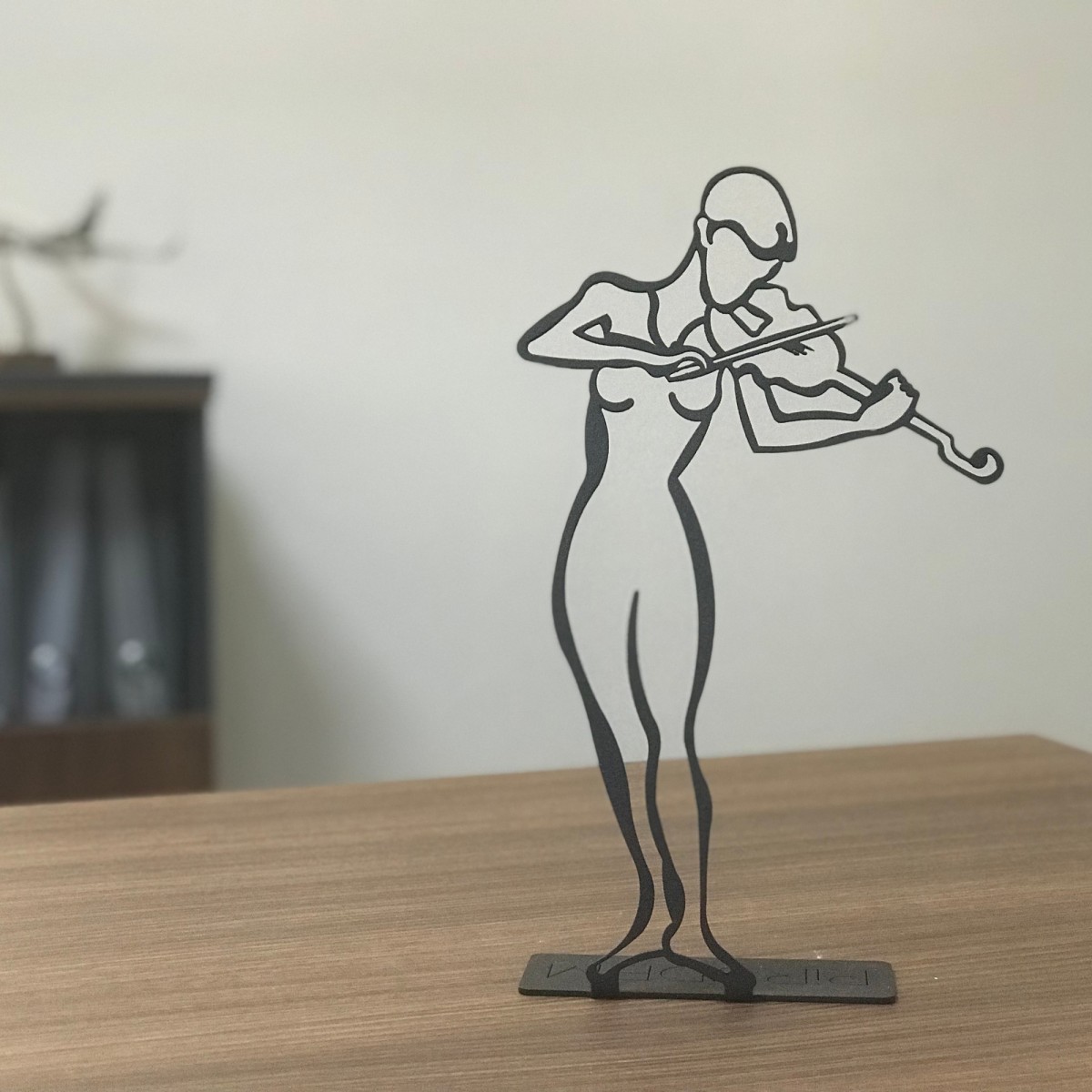 Hanah Home Kovová dekorace Violinist 30 cm černá