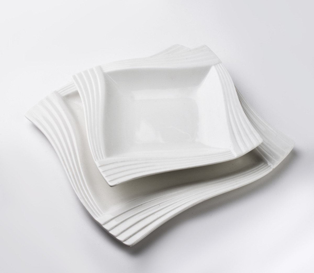 Mondex Mělký porcelánový talíř BASIC 32,5 cm bílý