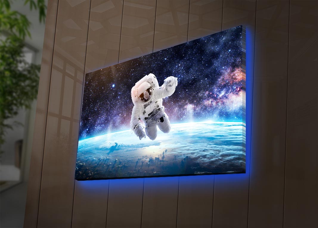 Wallity Obraz s LED osvětlením ASTRONAUT VE VESMÍRU 45 x 70 cm